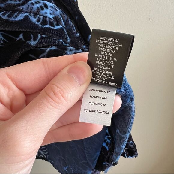 ✨ Torrid Black Blue Floral Velvet Button Up Shirt 1X - Picture 9 of 13